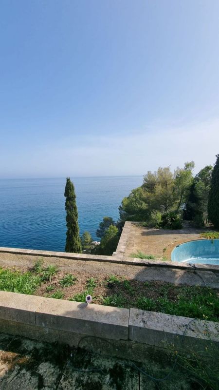 Продается эксклюзивная резиденция 600 м², участок 15300 м² на берегу моря в Кала Каньельес, Льорет-де-Мар