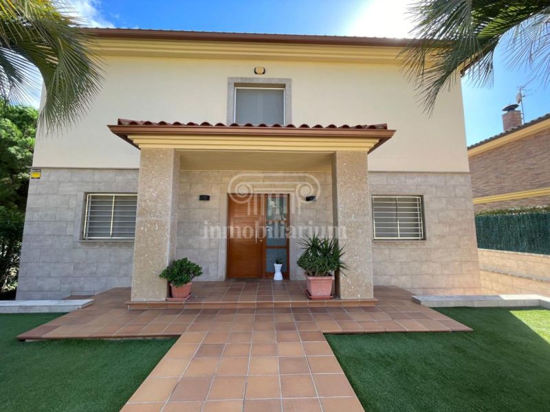 Продается шале 517 м² в одной из лучших закрытых резиденций, участок 872 м² в Льорет-де-Мар