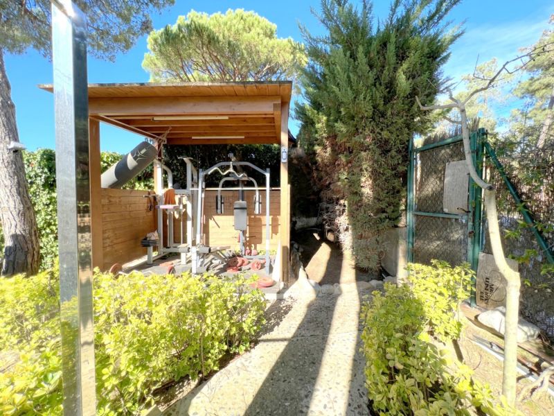 Продается хороший дом с частичным видом на море и ровным участком.