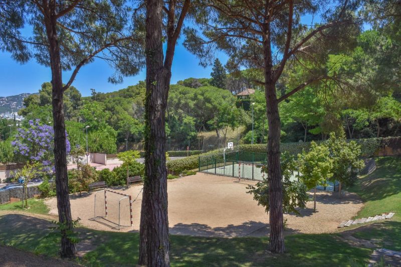 Эксклюзивная квартира с большим частным садом всего в 100 метрах от бухты Кала Са Боаделья