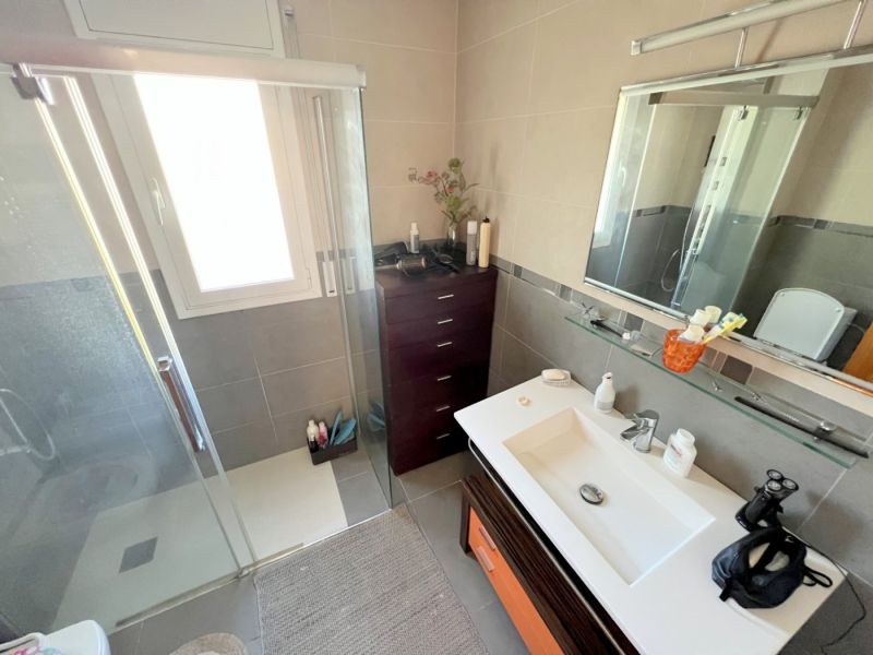 Продается хороший дом с частичным видом на море и ровным участком.