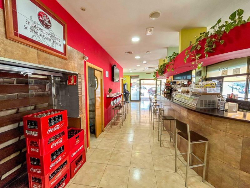 Великолепный бар-кафетерий в оживленном районе.