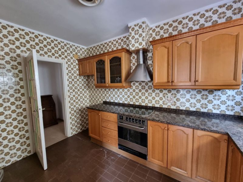 Продается пятиэтажный дом 900 м² под реконструкцию рядом с пляжем в Тосса-де-Мар