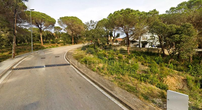 Продается два участка 981 м² под застройку в Los Pinares, Льорет-де-Мар