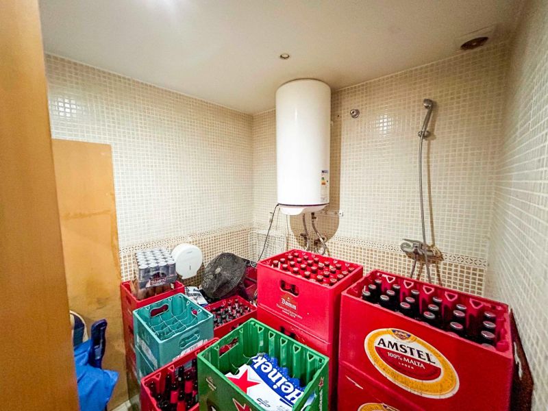 Великолепный бар-кафетерий в оживленном районе.