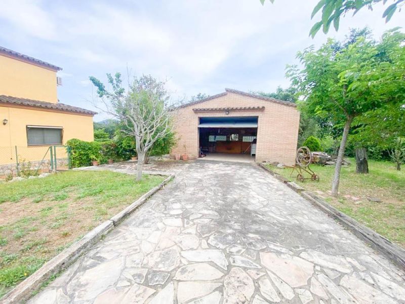 Продается участок 828 м² с гаражом 47 м², Кальдес-де-Малавелья