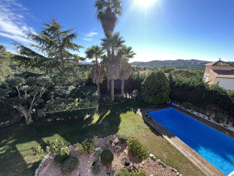 Продается хороший дом с частичным видом на море и ровным участком.