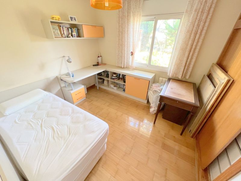 Продается хороший дом с частичным видом на море и ровным участком.