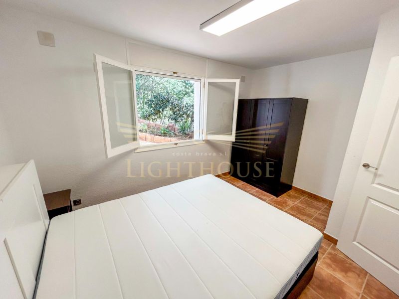 Красивый дом с видом на море и лес.