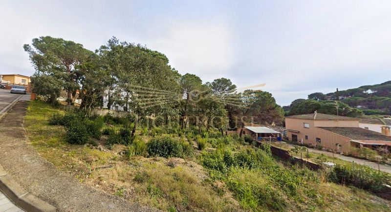 Продается два участка 981 м² под застройку в Los Pinares, Льорет-де-Мар