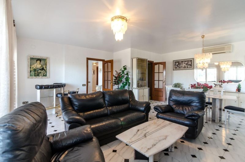 Просторная вилла с 7 спальнями и туристической лицензией недалеко от пляжа