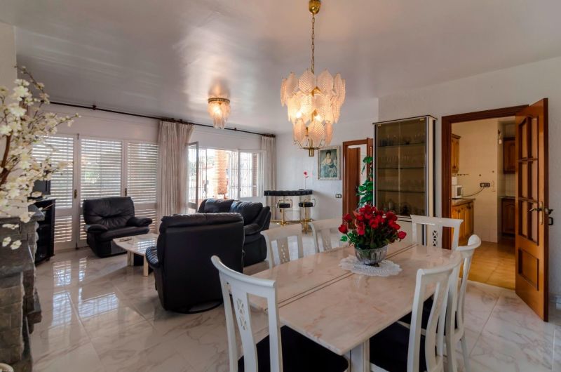 Просторная вилла с 7 спальнями и туристической лицензией недалеко от пляжа