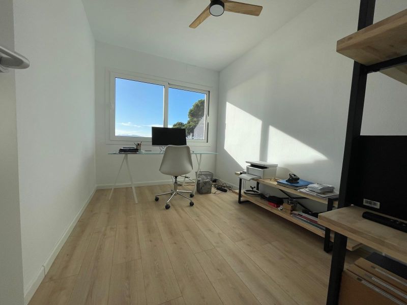 Продается вилла 335 м², участок 1021 м² с туристической лицензией, бассейном и панорамным видом на море в Льорет-де-Мар