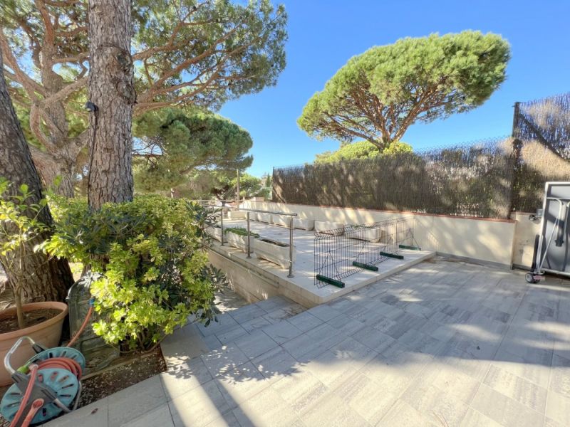 Продается хороший дом с частичным видом на море и ровным участком.