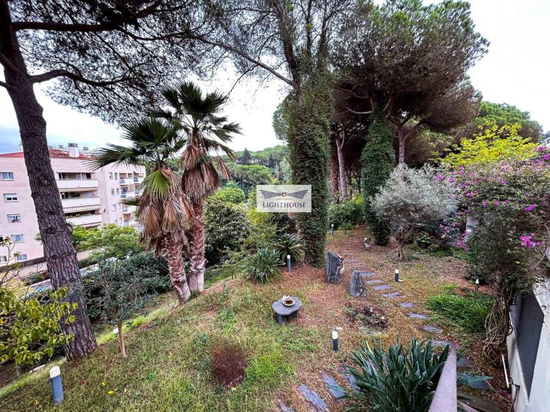 Апартаменты на нижнем этаже в престижном комплексе.