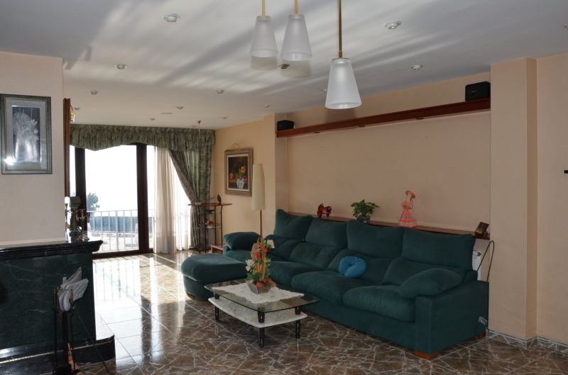 Продажа четырехкомнатных апартаментов с турристической лицензией в 200 метрах от пляжа.