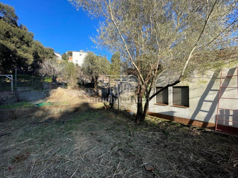 Продается участок 703 м² с домом 83 м² под застройку в Видререс