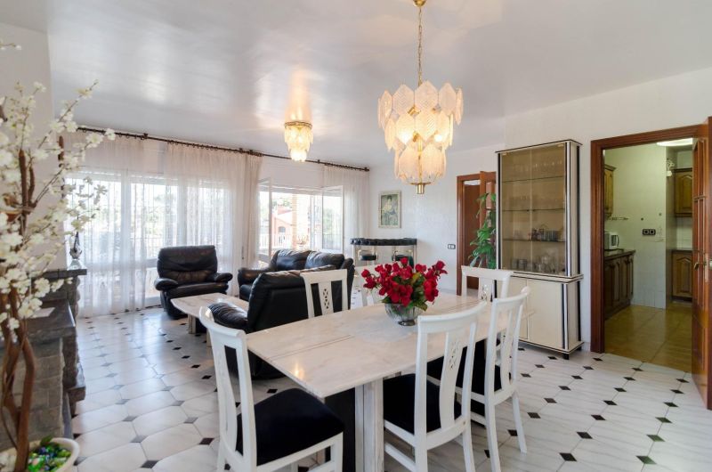 Просторная вилла с 7 спальнями и туристической лицензией недалеко от пляжа