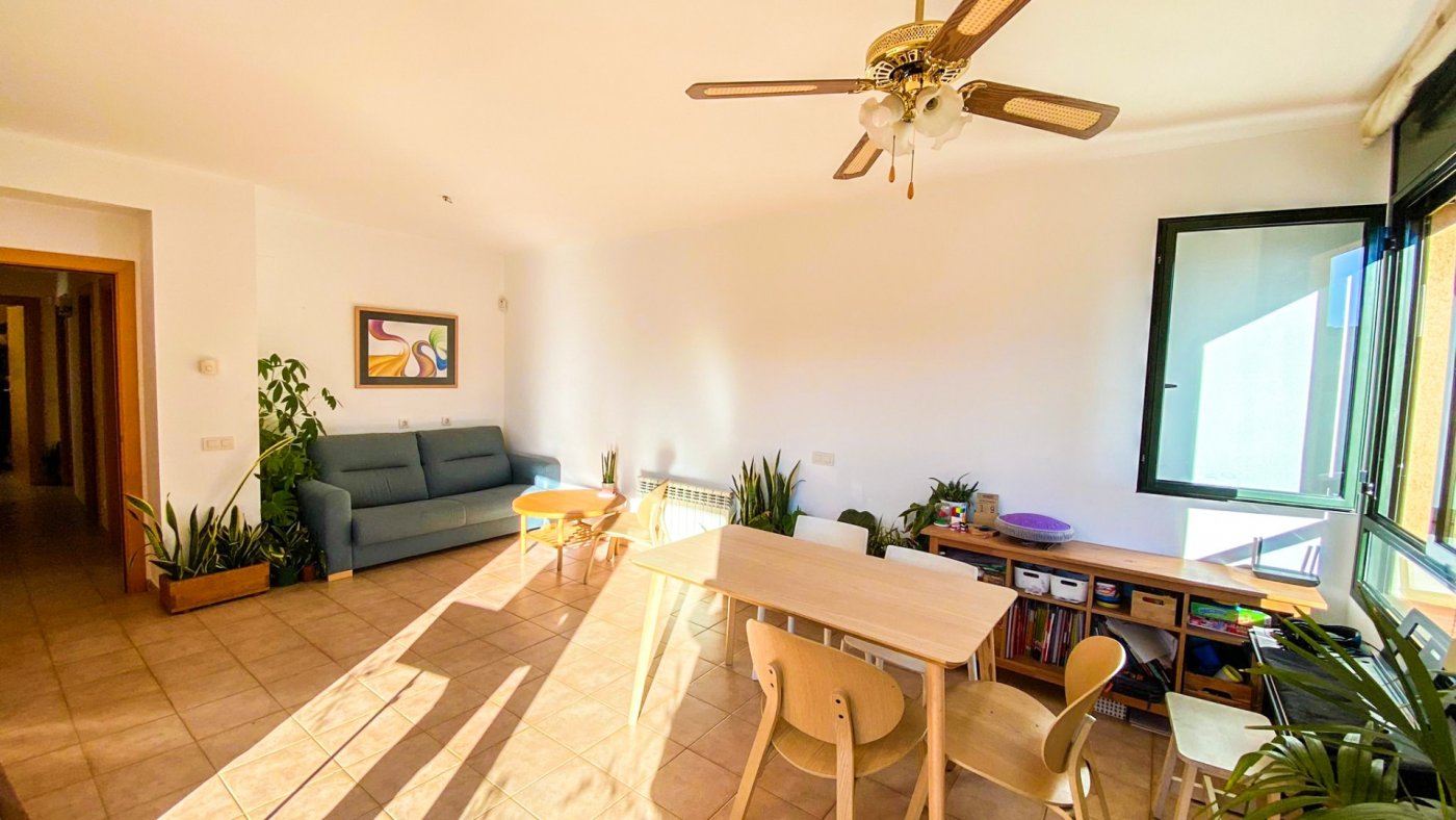 Солнечная трехкомнатная квартира в районе Фенальсе, г. Льорет-де-Мар.