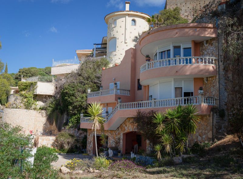 Продается вилла 420 м² с потрясающим видом на море, участок 902 м² в Льорет-де-Мар