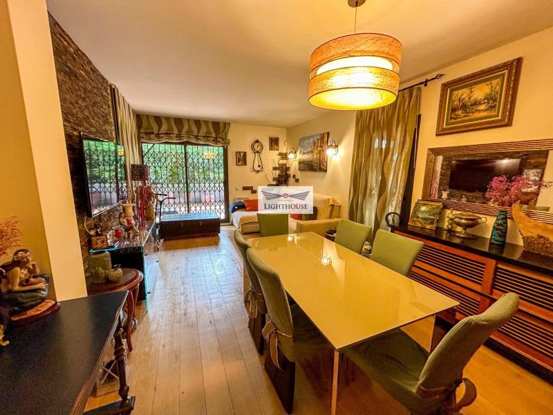 Апартаменты на нижнем этаже в престижном комплексе.