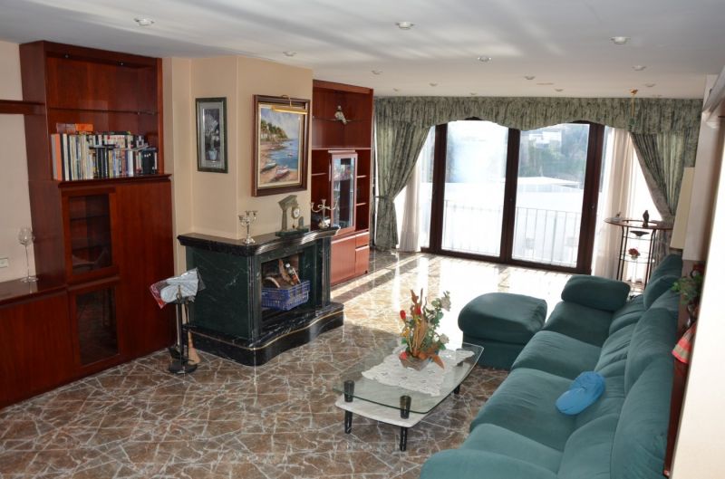 Продажа четырехкомнатных апартаментов с турристической лицензией в 200 метрах от пляжа.