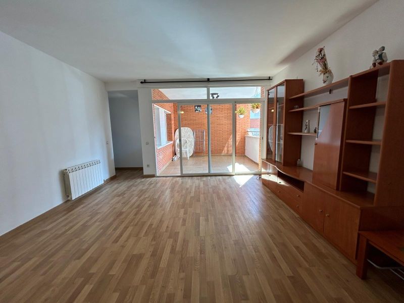 Уникальная возможность в районе Фенальс! Просторная квартира в нескольких шагах от моря