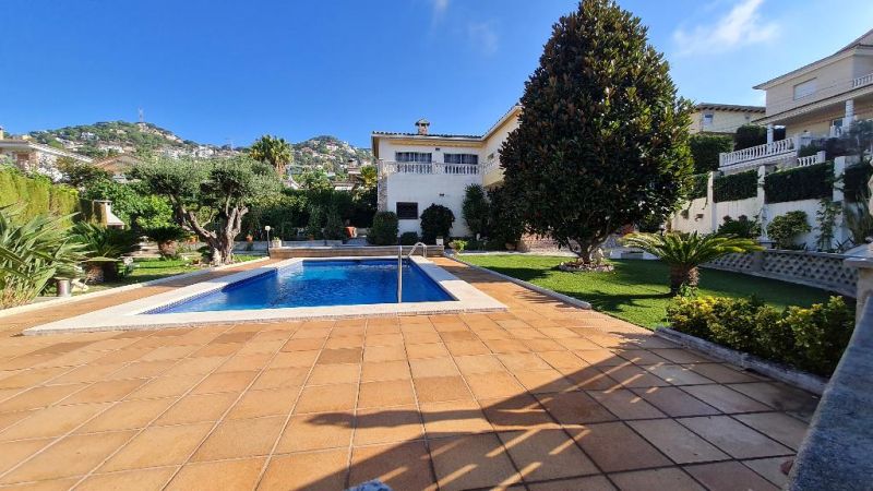 Продается дом 220 м² на 2 этажа в урбанизации Roca Grossa, Льорет-де-Мар