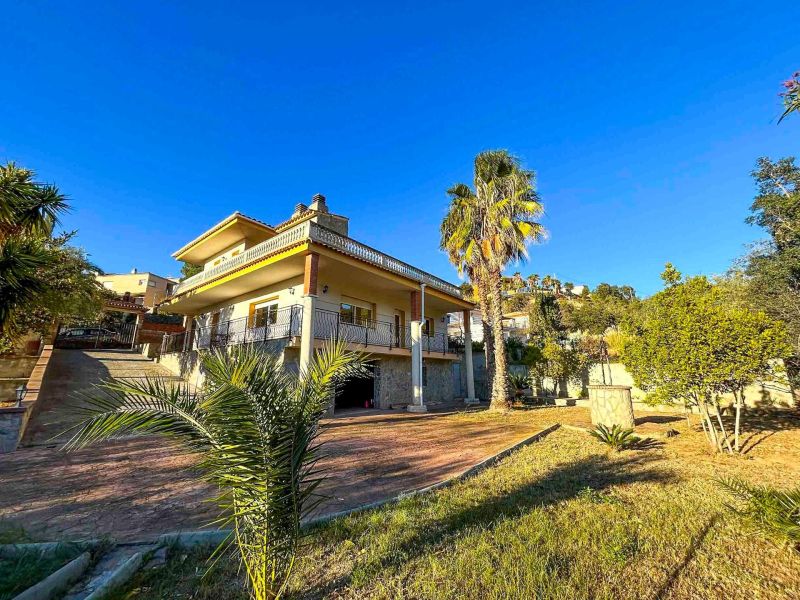 Замечательная вилла в тихой урбанизации.