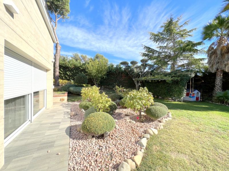 Продается хороший дом с частичным видом на море и ровным участком.