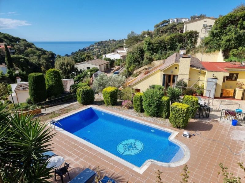 Продается два двухквартирных дома 410 м² с туристической лицензией и бассейном, участок 1350 м² в Льорет-де-Мар