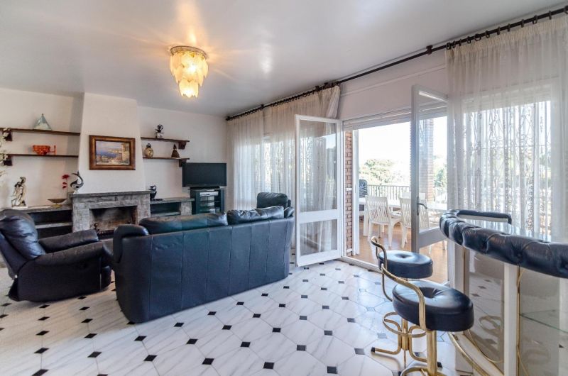 Просторная вилла с 7 спальнями и туристической лицензией недалеко от пляжа