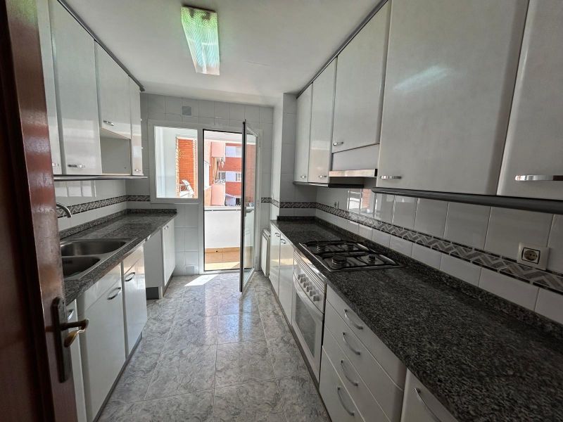 Уникальная возможность в районе Фенальс! Просторная квартира в нескольких шагах от моря