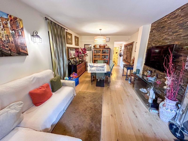 Апартаменты на нижнем этаже в престижном комплексе.