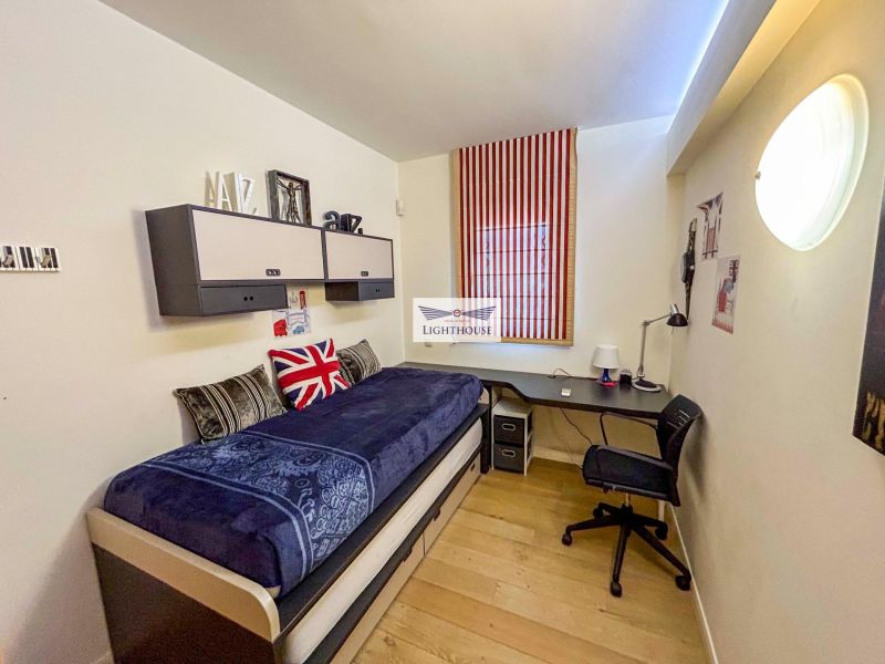 Апартаменты на нижнем этаже в престижном комплексе.