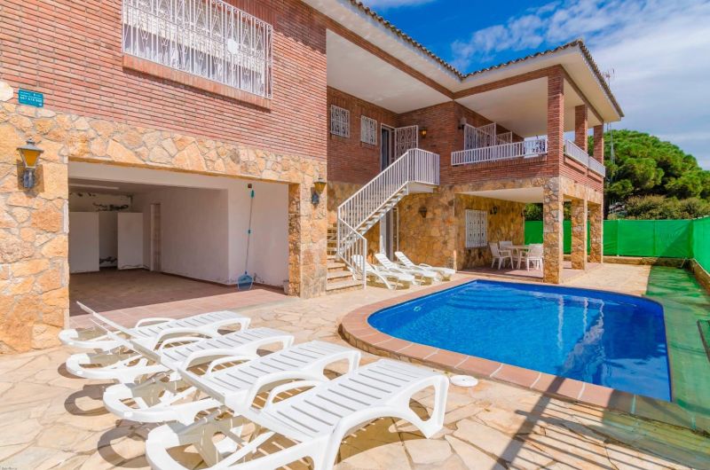 Просторная вилла с 7 спальнями и туристической лицензией недалеко от пляжа