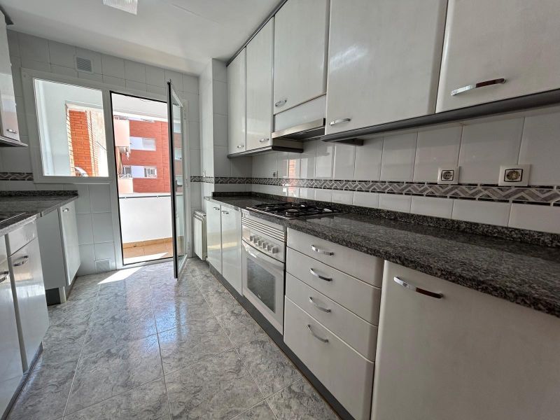 Уникальная возможность в районе Фенальс! Просторная квартира в нескольких шагах от моря