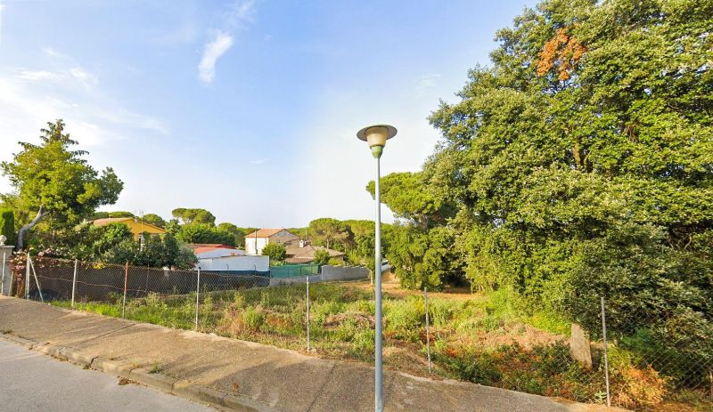 Ровный участок 587 м² в урбанизации La Goba, Vidreres