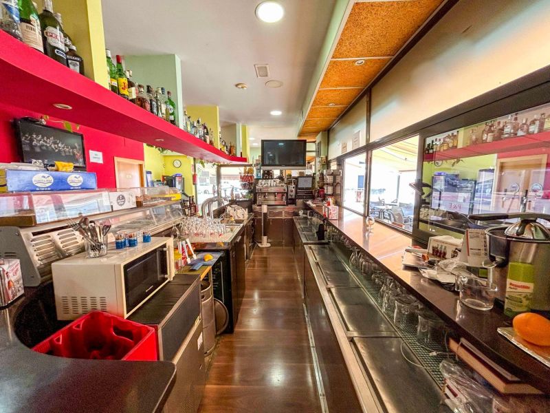 Великолепный бар-кафетерий в оживленном районе.