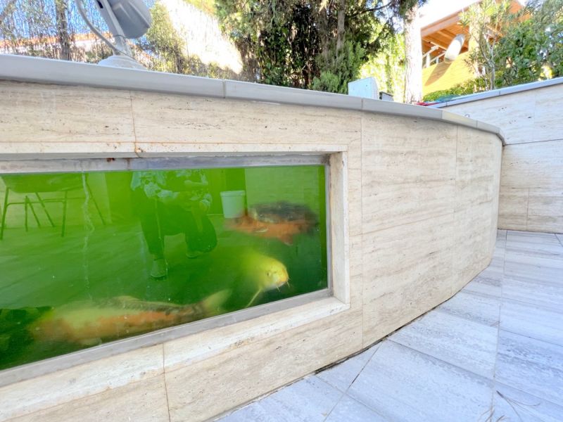 Продается хороший дом с частичным видом на море и ровным участком.