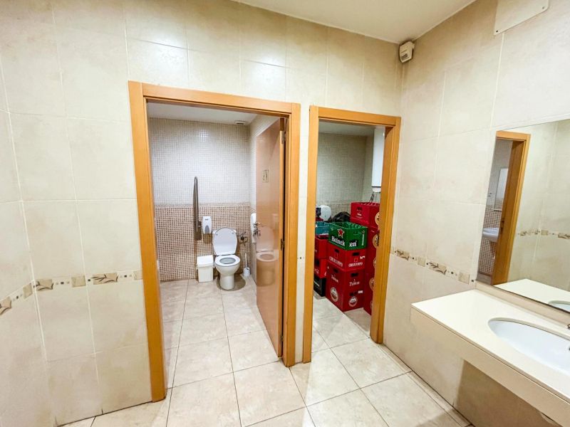 Великолепный бар-кафетерий в оживленном районе.