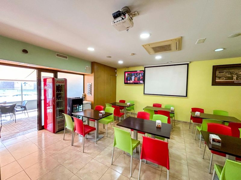 Великолепный бар-кафетерий в оживленном районе.