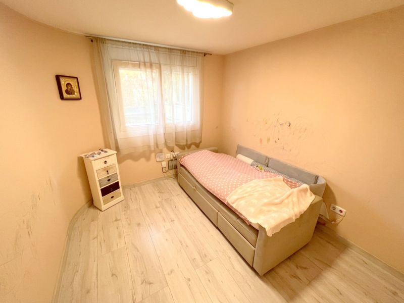 Продается хороший дом с частичным видом на море и ровным участком.