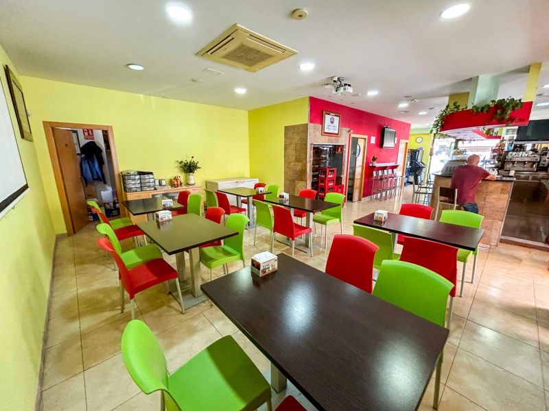 Великолепный бар-кафетерий в оживленном районе.