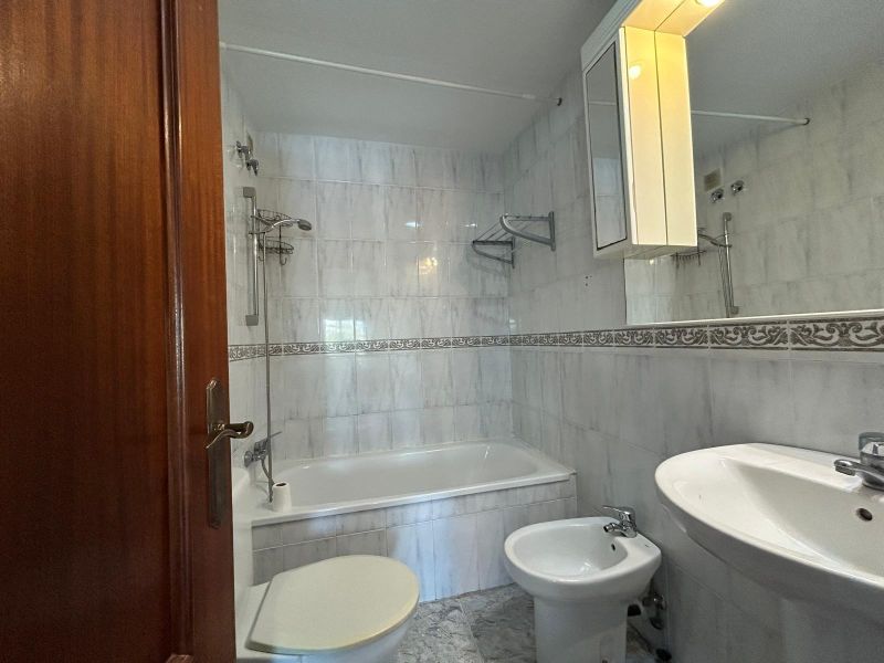 Уникальная возможность в районе Фенальс! Просторная квартира в нескольких шагах от моря