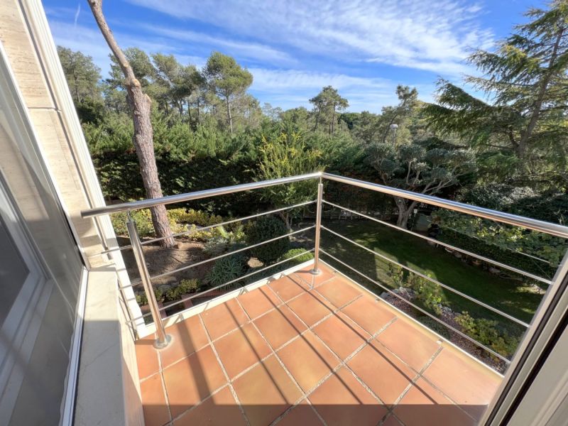 Продается хороший дом с частичным видом на море и ровным участком.