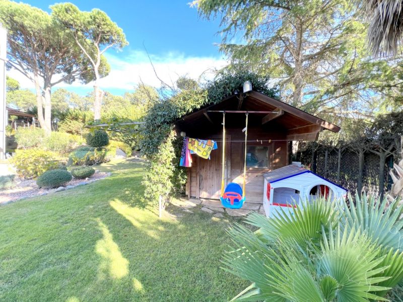 Продается хороший дом с частичным видом на море и ровным участком.