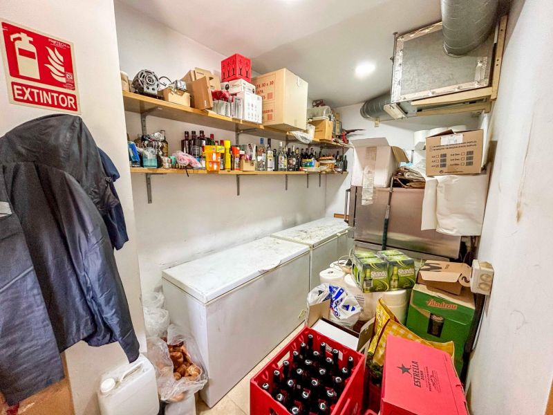 Великолепный бар-кафетерий в оживленном районе.