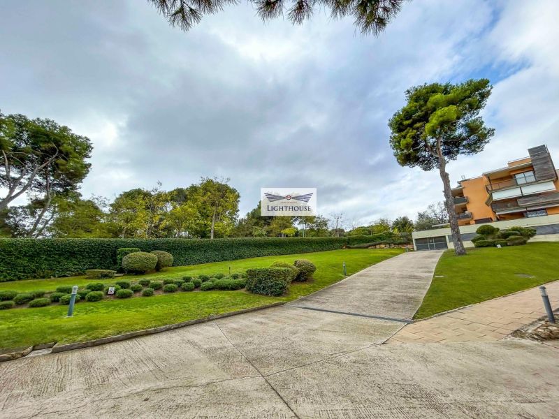 Апартаменты на нижнем этаже в престижном комплексе.