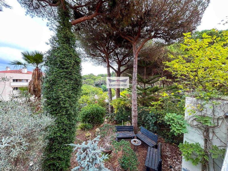 Апартаменты на нижнем этаже в престижном комплексе.